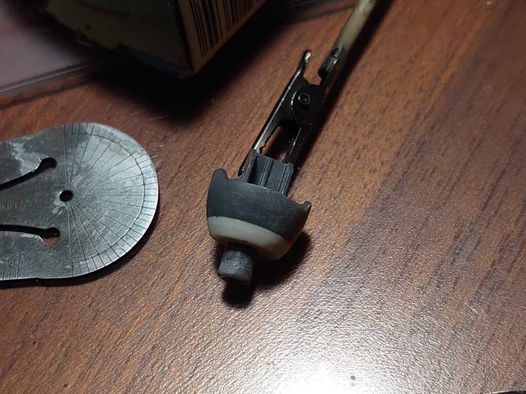 腹部にプラ板を2mm噛ませて延長しています。