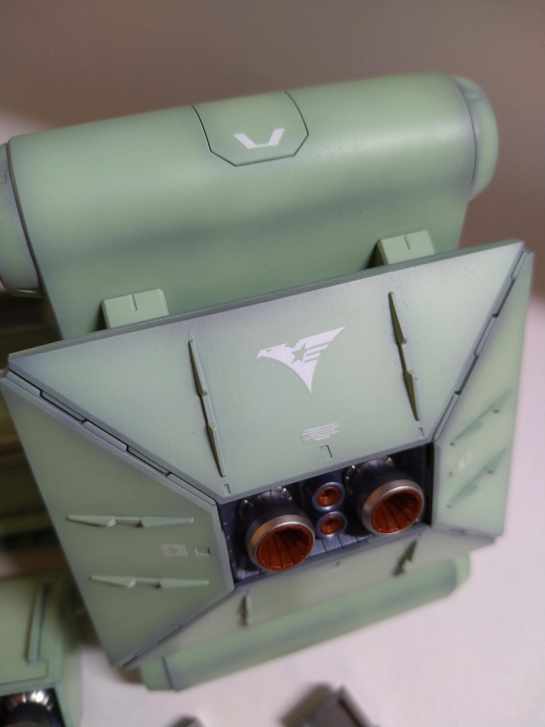 薄緑に白のティターンズ。黄色にしなくて良かったです。