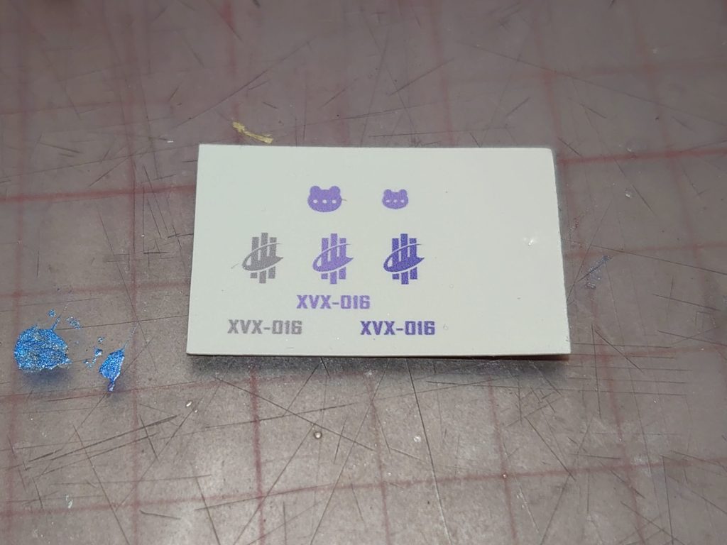 形式番号（右肩）、シン・セー開発公社ロゴ（左肩）、猫マーク？（頭部横）は自作デカールです。猫マーク？はスレッタのヘルメットとお揃いです。