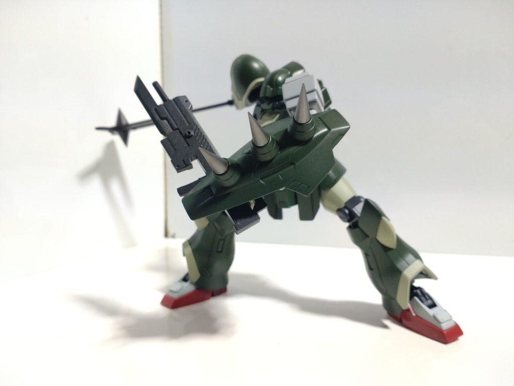 ストック部の持ち手に持ち替えて剣の様にしよう可能。アックスとの二刀流もできます。