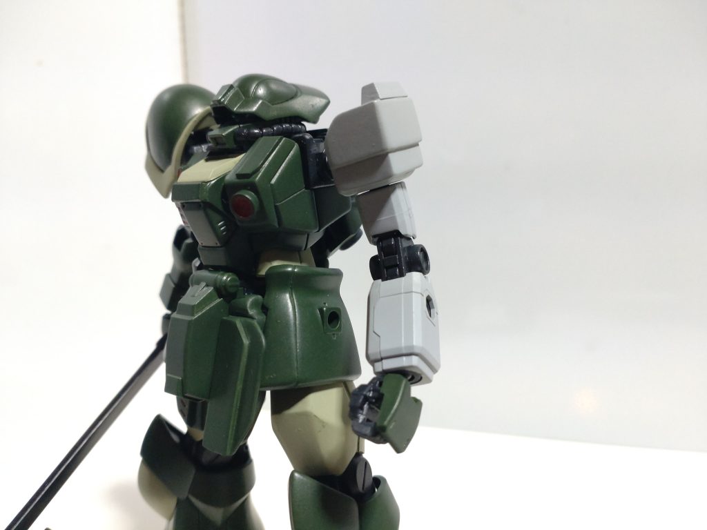 左腕は元のイフリートの肩をプラバンで形を変えて二の腕から下をガンダムの物変えました。