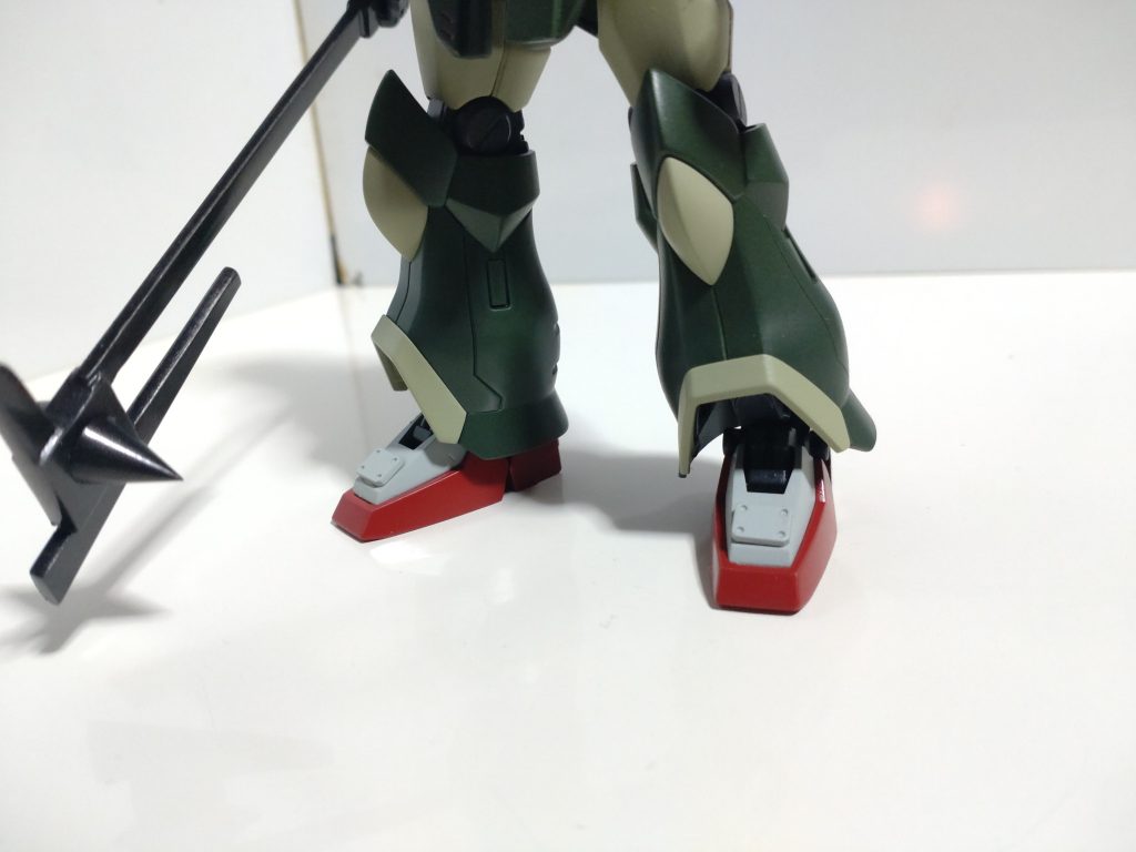 足はプラユニットを貼った陸戦型の足です。完成してから足ごと変えてもよかったなと思いました。