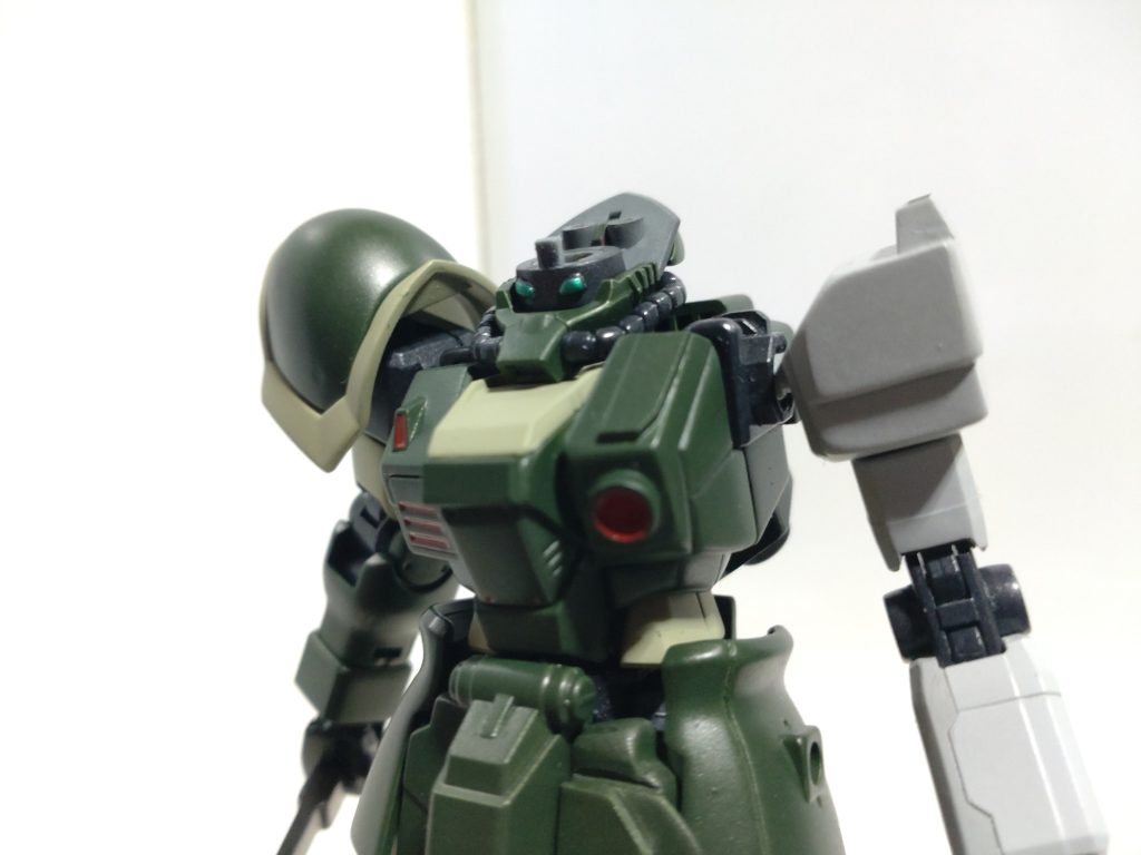 倒した連邦機体のパーツを奪って修理改修した設定で作ったので一部を連邦機体の様にしています。頭部もモノアイではなくプラバンを使ってツインアイにして胴体や前掛けもプラバンを使って左右非対称にしてます。