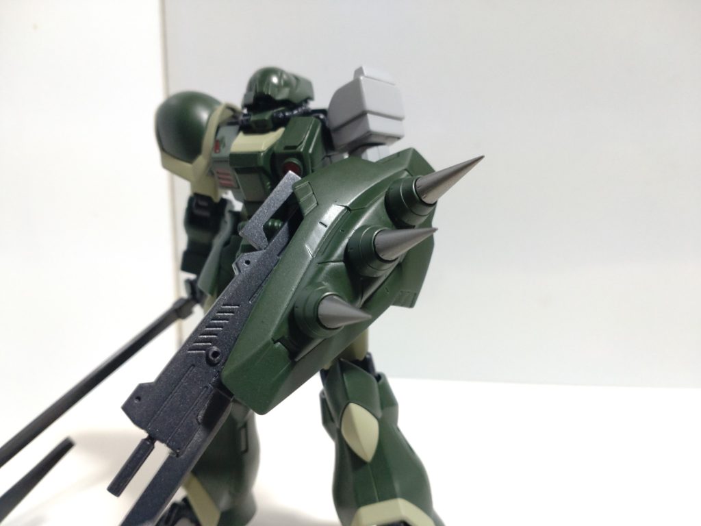 武装3 大型スパイクシールド大型スパイクを備えた盾でスパイクはもしもの時の最終手段としてミサイルの様に発射できます。レギンレイズジュリアのリアアーマーにビルダーズパーツのスパイクを接着してます。