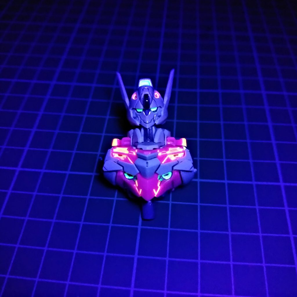 蛍光塗料を塗装中。