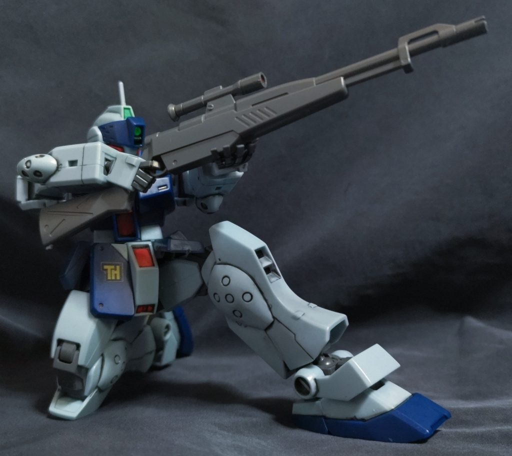 狙撃用ライフルを構えて。