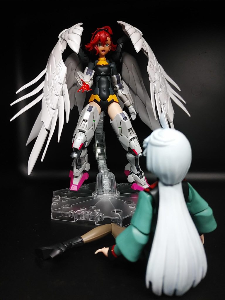 なんで…笑ってるの…