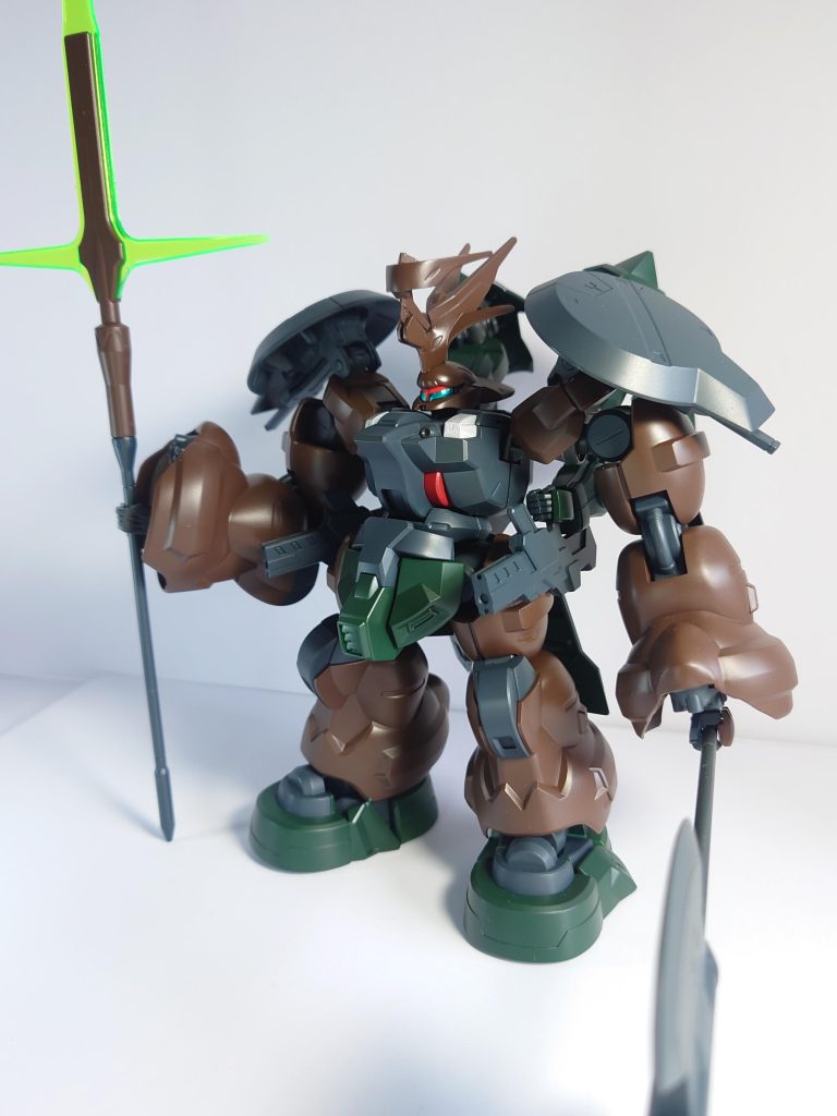 使用キットはグエン専用機と一般機の2体、デミトレーナーのミサイルランチャーもガトリングとして使用しました。強化された腕部が目を引きます。