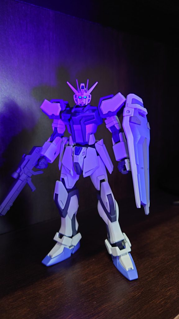 ツインアイを蛍光グリーンで発光するようにしています。