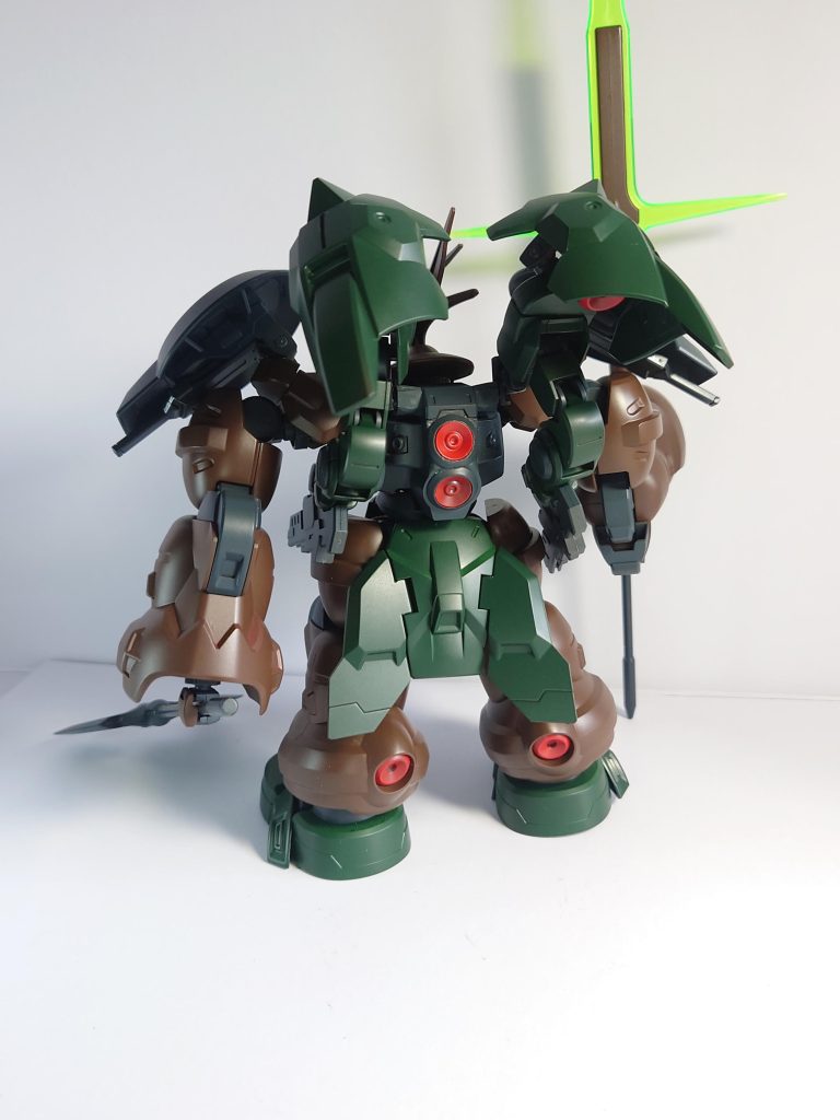 リアビューグエン機のスパイクシールドを加工して追加ブースターとしました。カブトムシは昆虫なので6本足にしたく思いサブアームも追加しています。