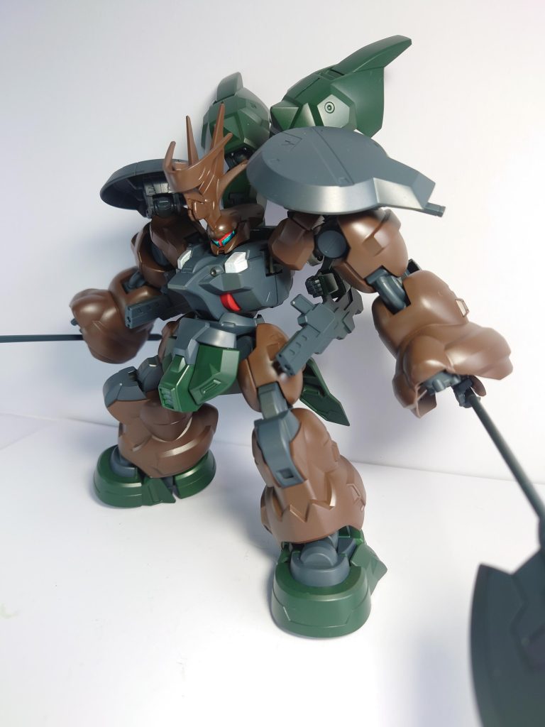 メイン射撃武器は腕部の4連ガトリング。ブースターに接続されたサブアームにビームライフルを保持している為、フレキシブルに可動し射撃が出来ます。