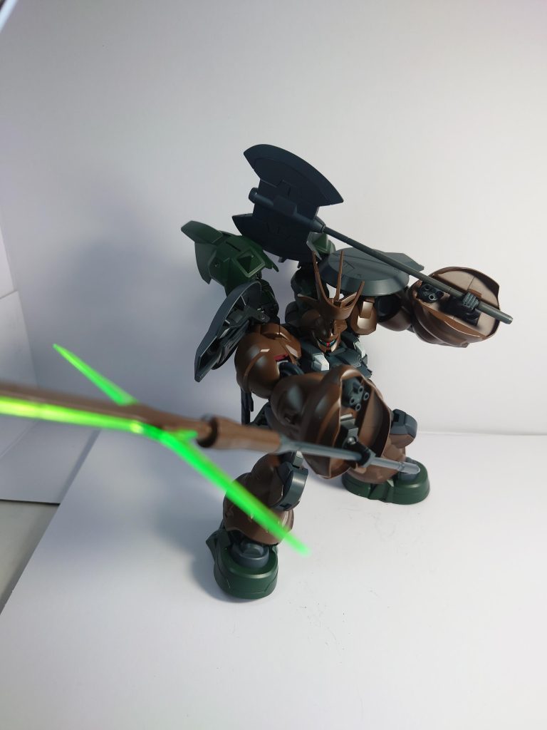 メイン武器はビームパルチザンと大型ヒートアックス。腕部強化してるのでどちらも片腕だけで振り回せます。