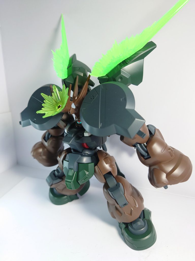 特徴的な武装として突撃・至近接時に攻撃・防御が可能なビームホーンを追加装備しています。 ブースターはフレキシブルに可動、突撃時・すれ違い様にビームソードを発生させて追加攻撃が出来ます。 因みに足首も拡張してるので見た目以上に安定した着地・ポージングが可能です。