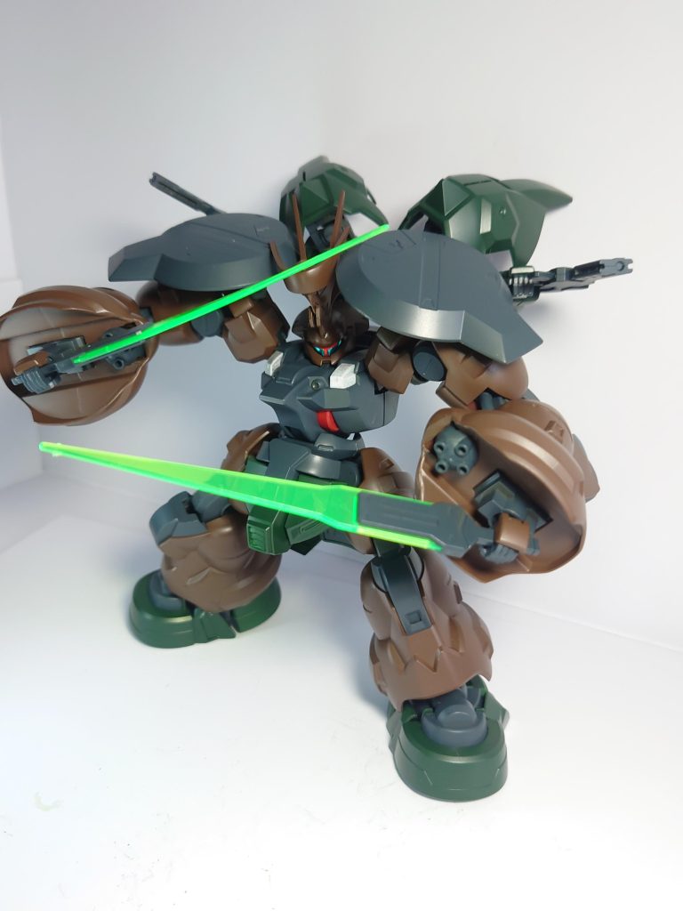 ビームトーチも両肩部シールドに装備。元からあるビームバルカンもそのまま装備してあります。