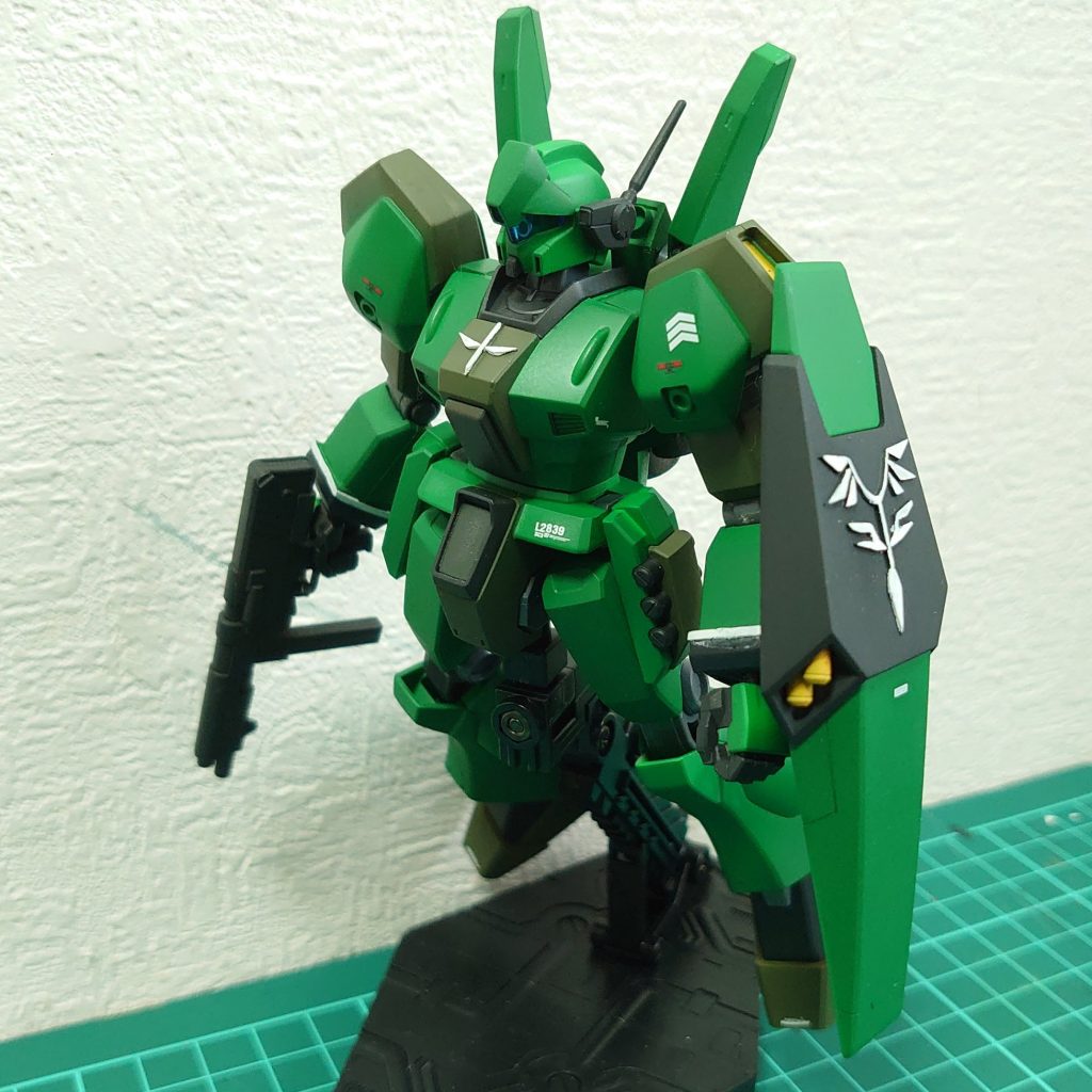 0096年、連邦政府の腐敗と混乱に嫌気が差した連邦軍某パイロットは作戦中に会敵したネオ・ジオンにジェガンごと投降。ネオ・ジオンの厳しい懐事情もあり、機体もろとも運用に組み込まれた。機体はギラ・ドーガ等と同様の塗装と、各所に簡易なエングレービングを施された。主に拠点防衛や哨戒任務を担当、一度も前線の戦闘に参加することはなかった。パイロットへの疑念は完全には拭われず、主武装として旧式のザクマシンガンが許されるのみであった。彼は失意の中、ネオ・ジオンの瓦解を側で見ていた……という設定を思いつきました。ドラッツェやゲルググよりは役に立つんじゃないでしょうか。