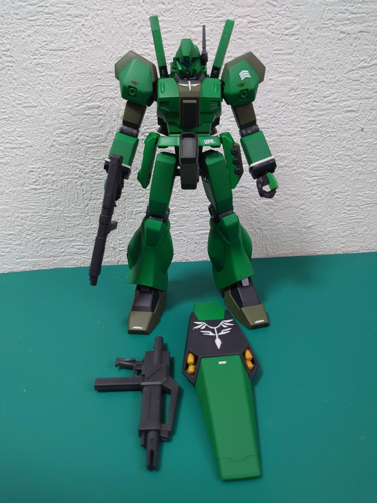 エングレービングはプラ板やパテで制作。■塗装レシピ明るい緑:デイトナグリーン70%+カウリング色30%濃い緑:ダークグリーン60%+ジャーマングレー40%バーニア内部:ジュラルミン→クリアイエロー