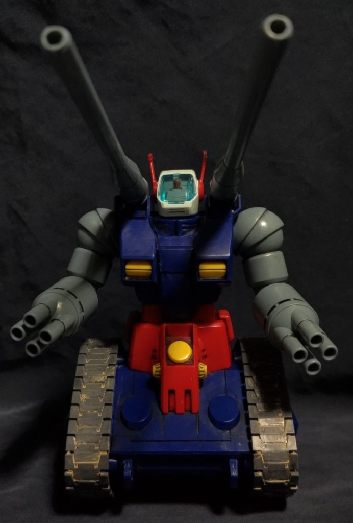 正面画像です。スミ入れと、多少キャタピラに汚しを入れています。