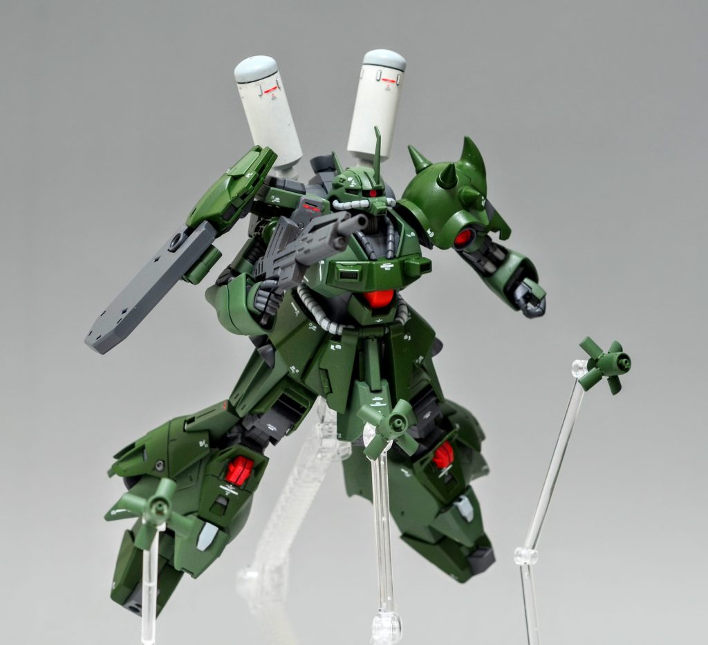 ネオ・ジオン戦争期に生産されたザクⅢをヤクト系のパーツで改修したサイコマシーン。バイオセンサーに加え、構造材に組み込まれたサイコフレームにより強化されたサイコミュでファンネルの運用も可能になった。