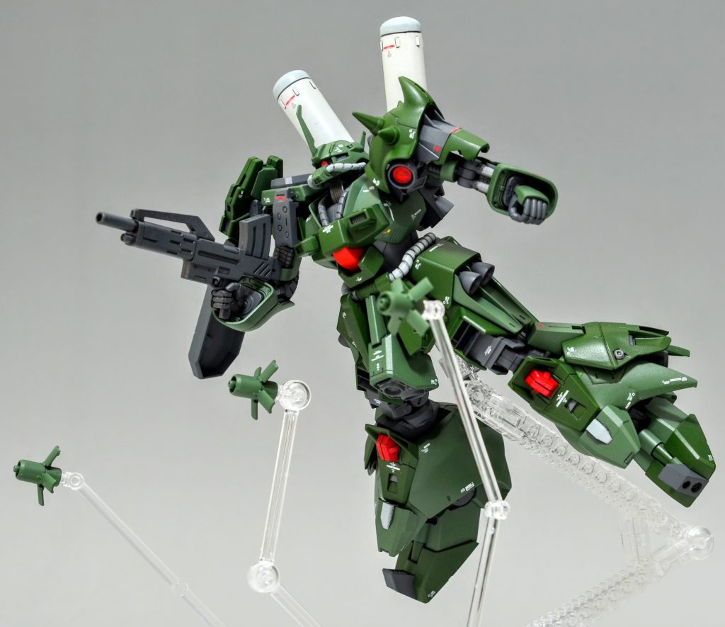 パイロットは元ハマーン親衛隊員のモーリィ・モーリッシュ中尉。第二次ネオ・ジオン戦争ではアクシズを押し返そうとするνガンダムに対抗し、反対側から単機でアクシズを押していたという目撃情報がある。