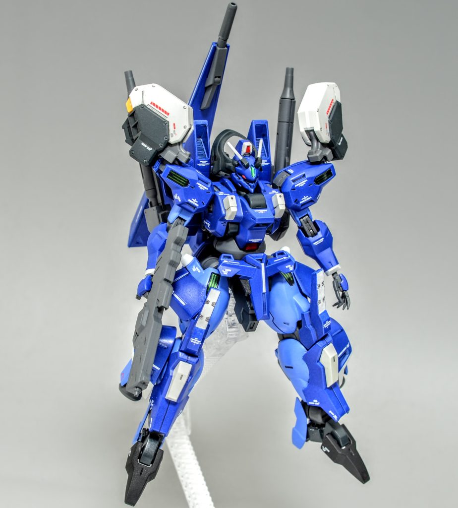 原型機に比べビームキャノン等の固定武装の増加や推進機の増設により攻撃力、機動力が大幅に強化されている。追加装備のシールドブースターは背面に装着することで巡航形態となる。
