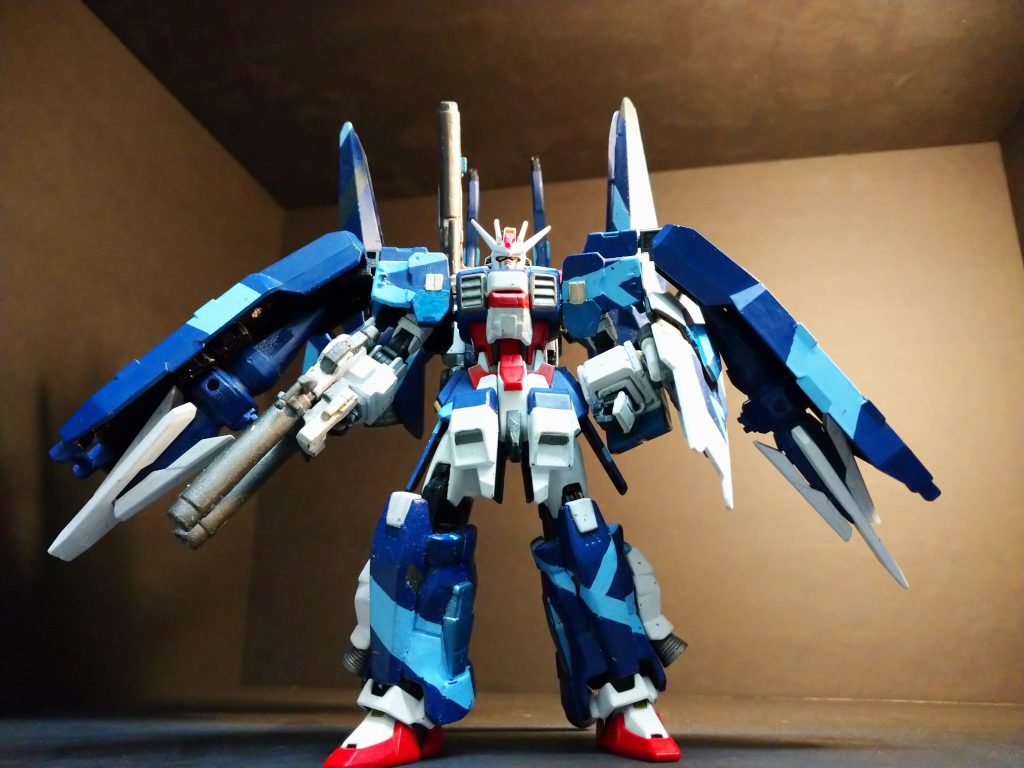 コトブキヤさんには、いつもお世話になってます。両肩と大型シールド、そしてその内側にはファンネル装備！