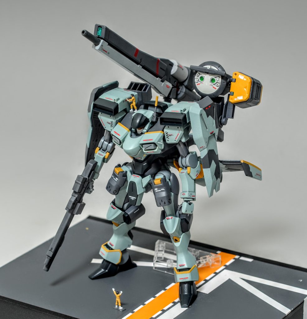 台座はプラ板にマスキング塗装して製作しました。デッキクルーの塗り分けが結構うまくできたので満足しています。