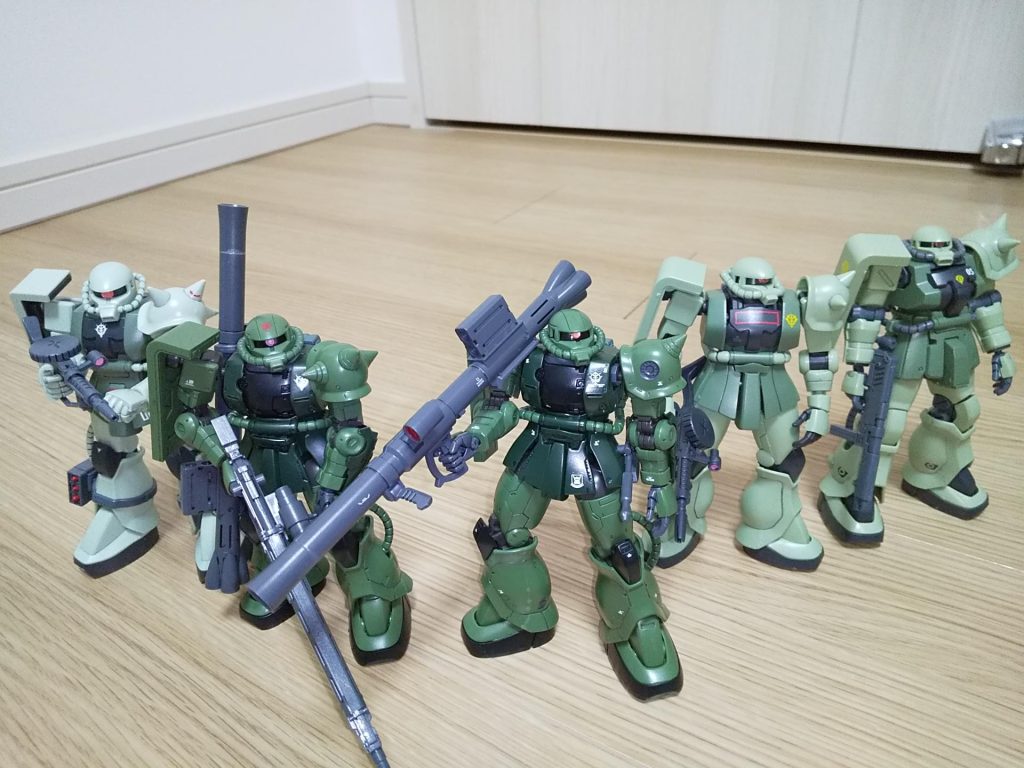量産型ザクたち。左から旧HGUC、以前作ったC-6/R6、今回作成したもの、リバイブ版HGUC、ザクF2。どのキットも個性が色々とあって良いですね。