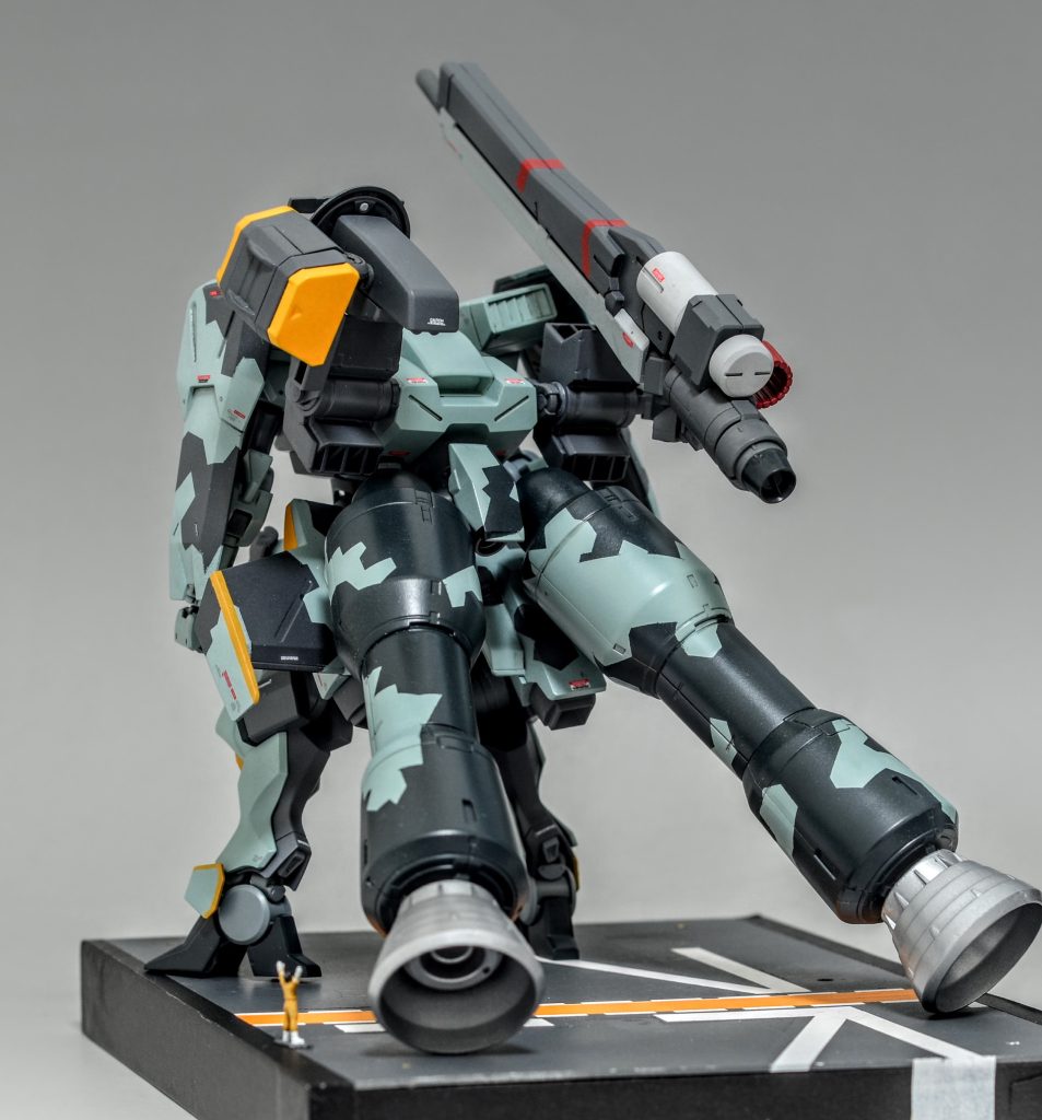 デッキクルーとの対比でブースターの巨大さを演出しております。