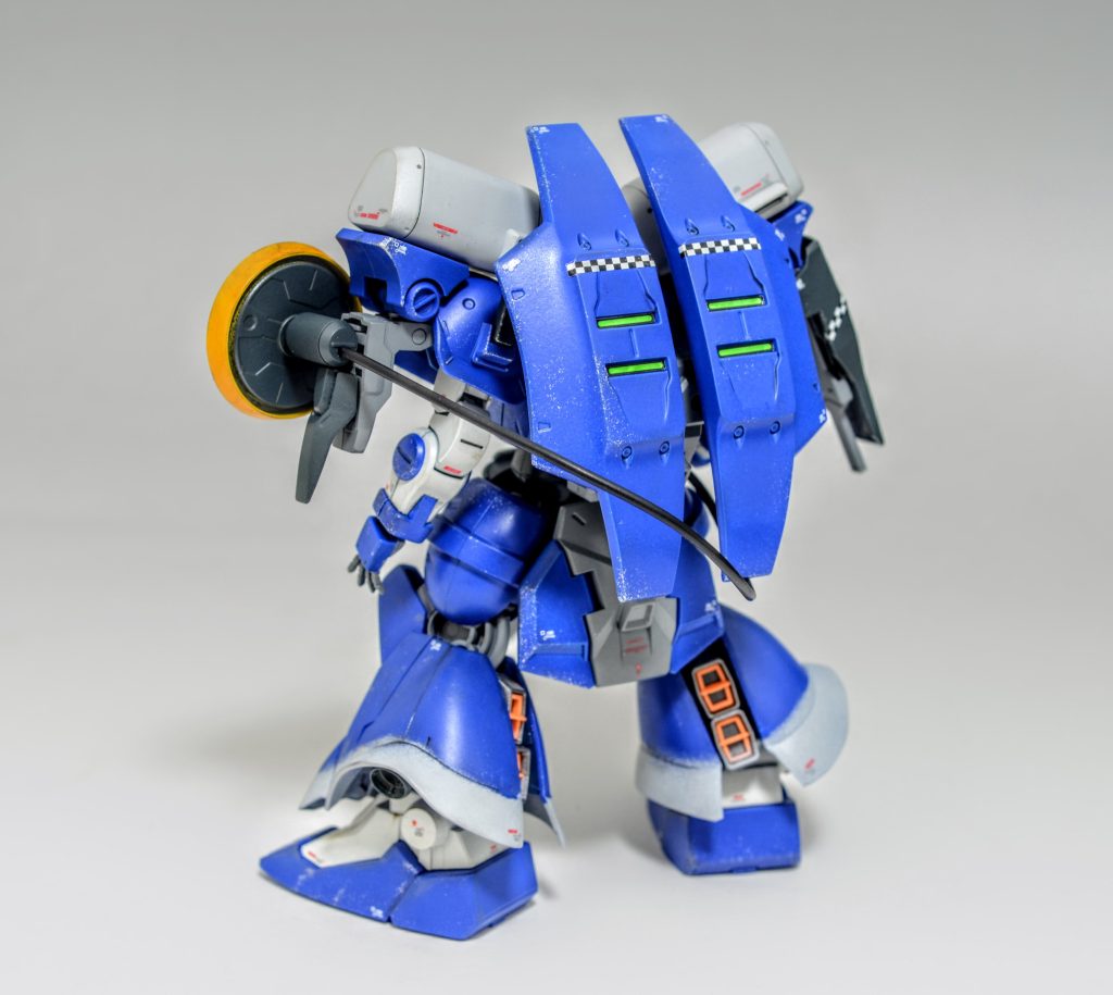 最新装備の試験機として稼働しており、背部にはダリルバルデ用の防御シールド型ドローン、アンビカーを装備している。