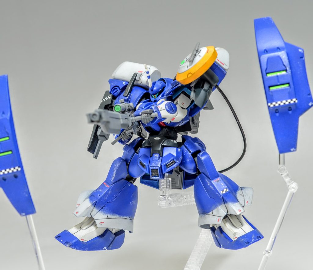 メイン兵装はスマートライフル。ロングレンジでの狙撃戦を得意としており、敵機に接近された場合はアンビカーで防御を行う。