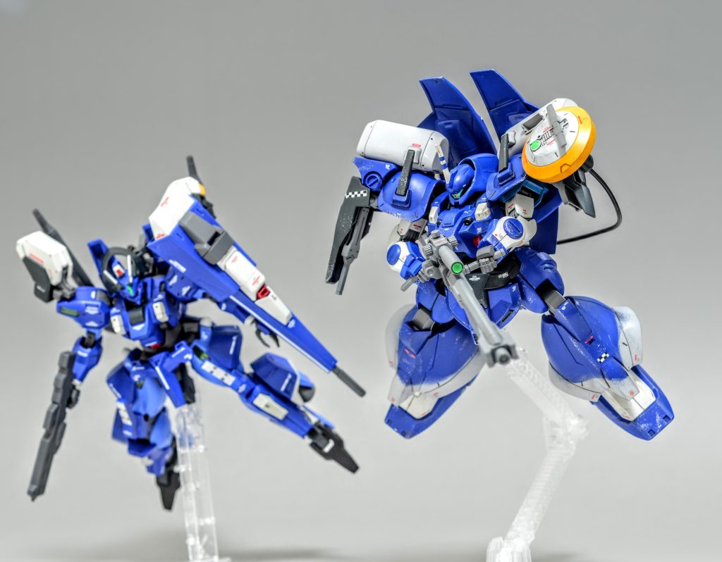 僚機のD-Vとの並行機動を行うディランゼク・アイン(1号機)