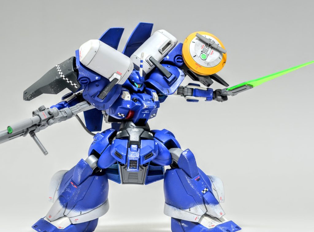 脚部の大型フレアにより地上での高速ホバー機動が可能。近接格闘戦も対応可能な機動力を有している。