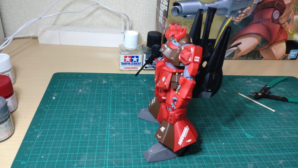 マークⅡとZガンダムの余ったデカールでのぺっとした部分を埋めてます。要はスジ彫りサボりです。