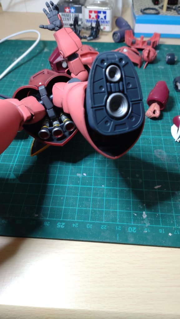 ほとんど見えないけどバーニアの塗装。