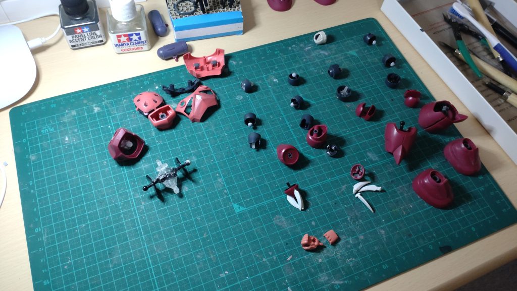 筆塗り前。欠損パーツはuvレジンでコピーして使用しました。破損怖いので全て接着し一部しか動きません…