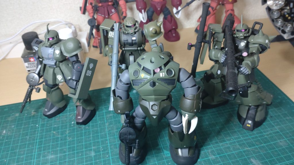 同じカラーリングのザク3種と。同部隊みたいですね。