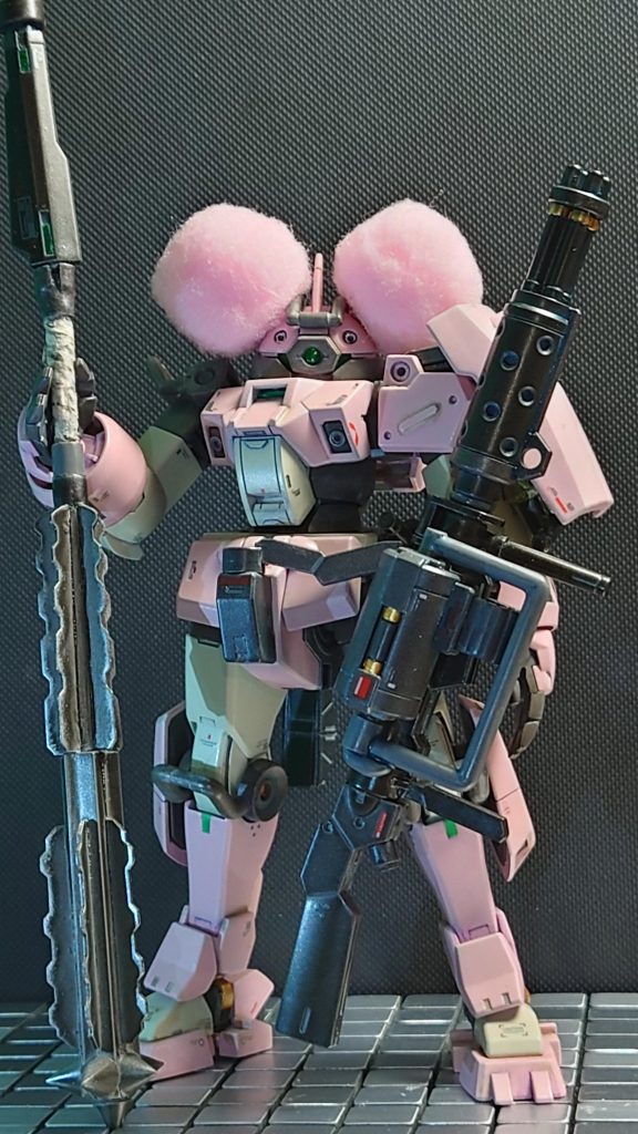 度重なる決闘によりエリアの土漠化が進行している、最終的には目視による近接戦闘を想定しデザートカラー(と言い張る)へ変更頭部に増設された2機のジャミングアンテナにより同型3機存在していかの如く敵AIに誤認させる