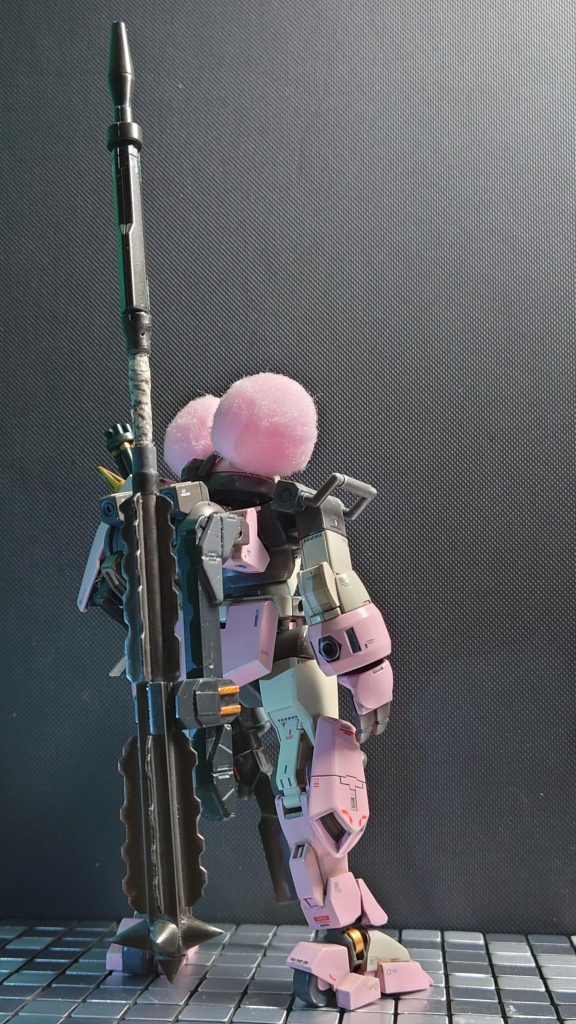 ライフルをメイスへと改装コンデンサ内蔵レールへマウントすることで遠距離射撃が可能となる、固定化により高出力化にも寄与している