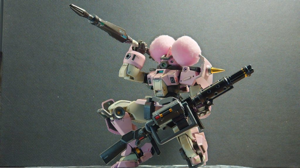 高出力時はリニアカノン同等の射撃姿勢となるライフル先端の収束制御部は脱着可能