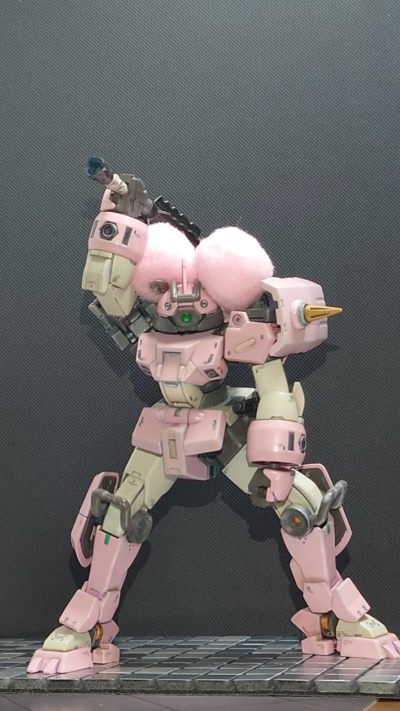 戦闘状況が近接化したら全ての火器はパージするここからが改修型の本質である脚部アクチュエータ類は高出力化され軽装化する事で高速移動を可能としている