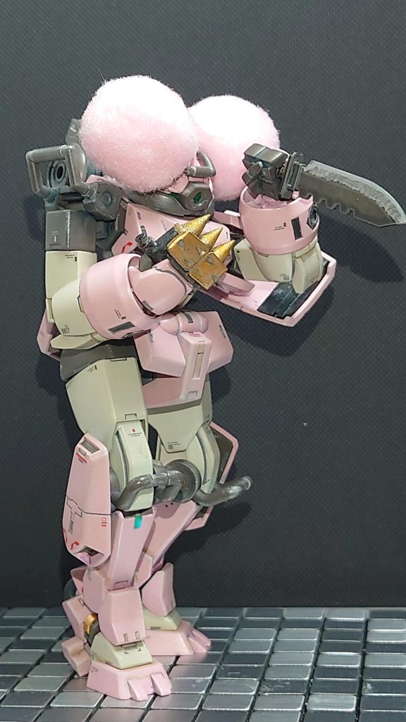 シールド裏側にはヒミツ新武装ゴールデンナックルDP4Uがマウントされてます