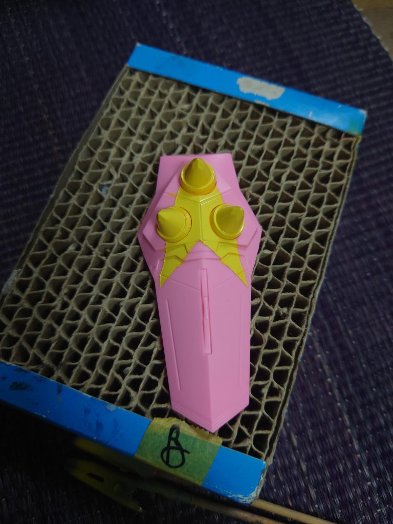 今回成型色活かしの部分塗装のみ、シールドの星のところだけマスキングして塗り分けてみました。