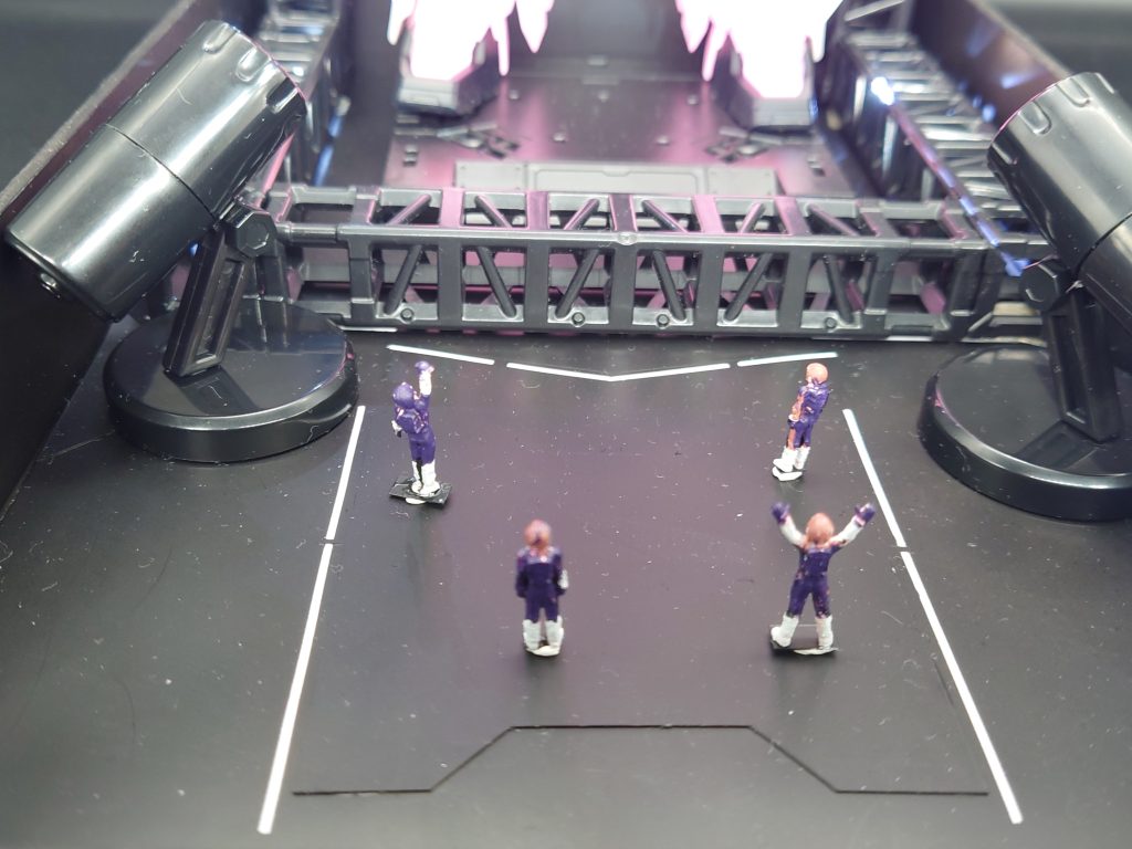 ビルダーズパーツの1/100フィギュアをパイロットスーツに塗り分けて配置してます。