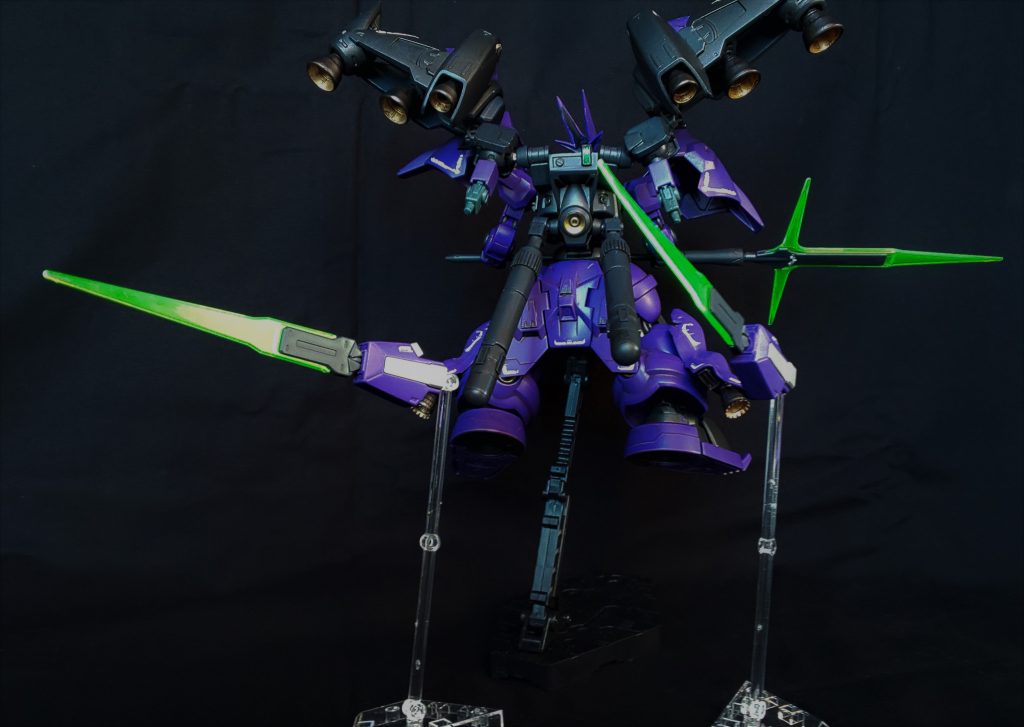 背中のドーベン・ウルフ腕(笑)が、ドローン兵器になっています。