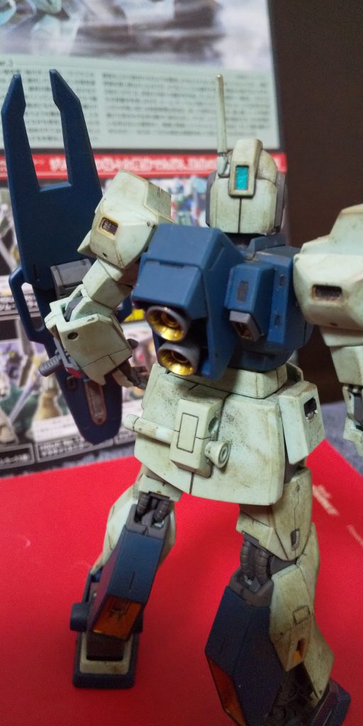 :もう1つ色分けされてないシールドの裏面のモールドにもシルバーマーカーだ。