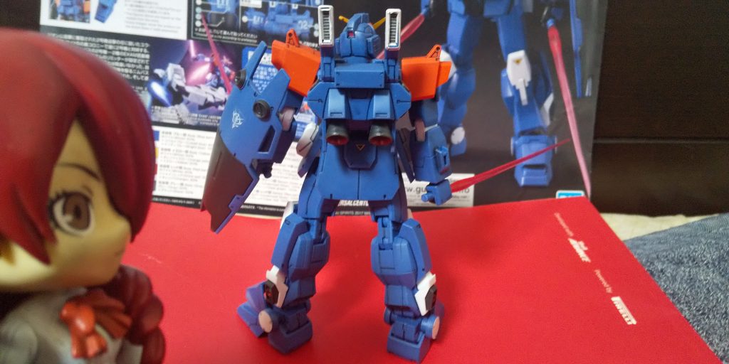 :後ろだ。部分塗りをしたのはランドセルのバーニア内部(赤)と左右横のサブバーニア(赤+黒)とシールドの裏面(ガンメタリック)とアンテナと腹部の黄色にイエローゴールドだ。