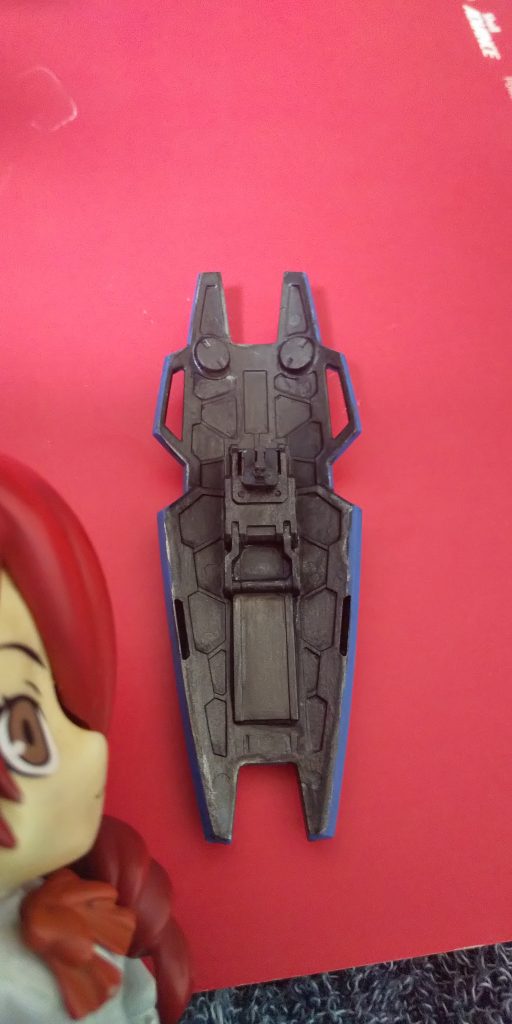 :シールドの裏面だ。色分けされてないので好みにガンメタリックだ。