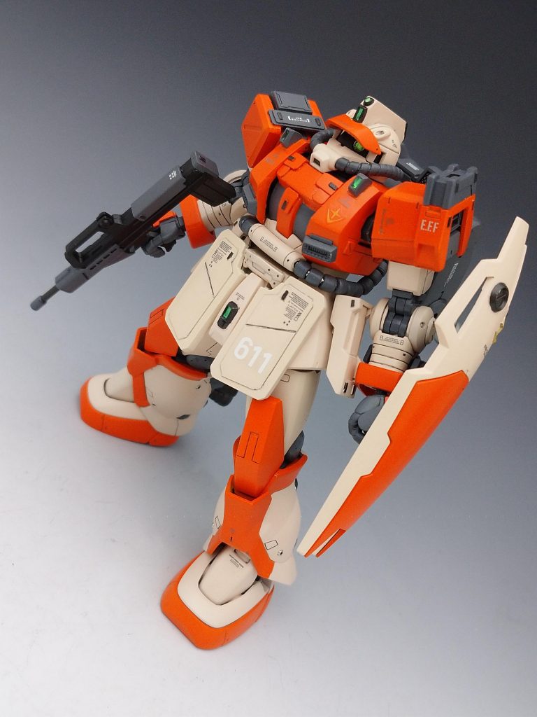 毎度の如くジャンクパーツ使って今回は久しぶりに連邦仕様で製作しました。連邦仕様という事なので角ばった感じに形状を変えたり頭部にセンサーを追加しました。バイザーは前に製作した時に気に入ったのでこちらでも同じ工作をしたのですけど、それだけだと寂しいので頭頂部分にセンサーユニットと追加です。