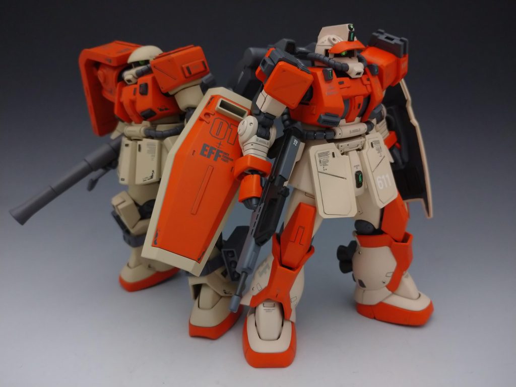 前に製作した連邦仕様(一体目)とツーショット。グレーのサフを吹いた上からサンドイエローやオレンジを重ねたのでかなり違いますね。