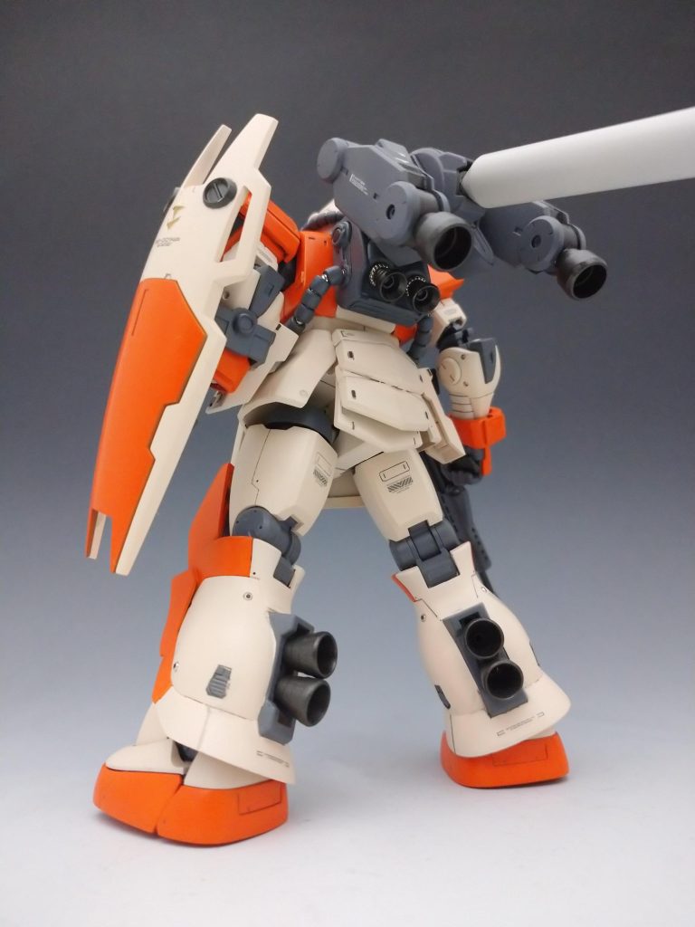 連邦仕様という事なので自分の中ではセンサーは四角いというイメージでwaveの角バーニアユニットを使用しています。またふくらはぎ部分はジムスナ、ネモを参考にバーニア追加です。縦にバーニア追加した事でけっこう印象も変わったかと。完成してから地上戦仕様なのでプロペラントタンクは長いタンクでなく、短い形の方が良かったのでは？と気がつきました(汗)